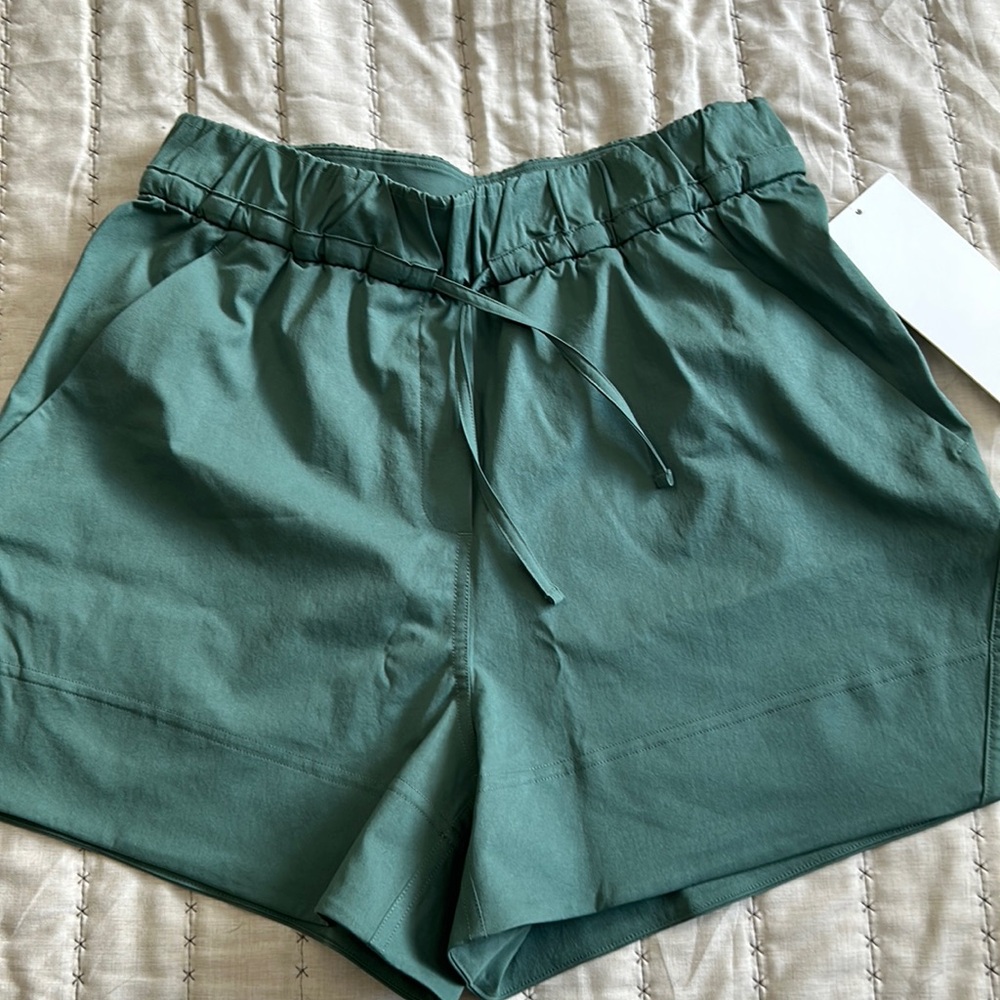 NWT! lululemon cinchable waist HR woven shorts. size xs 3.5”